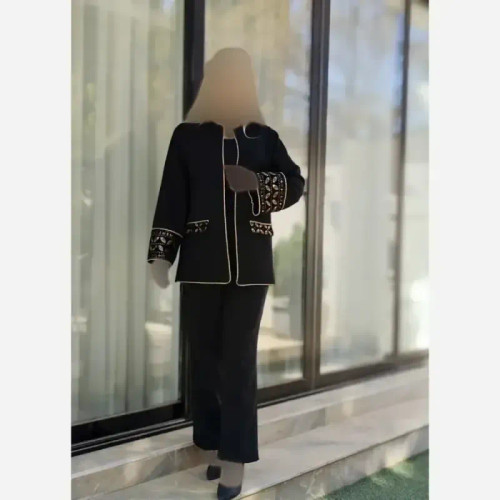 کت و شلوار زنانه ماهین جنس مازراتی با خرجکار مخمل سوزن دوزی رنگ مشکی